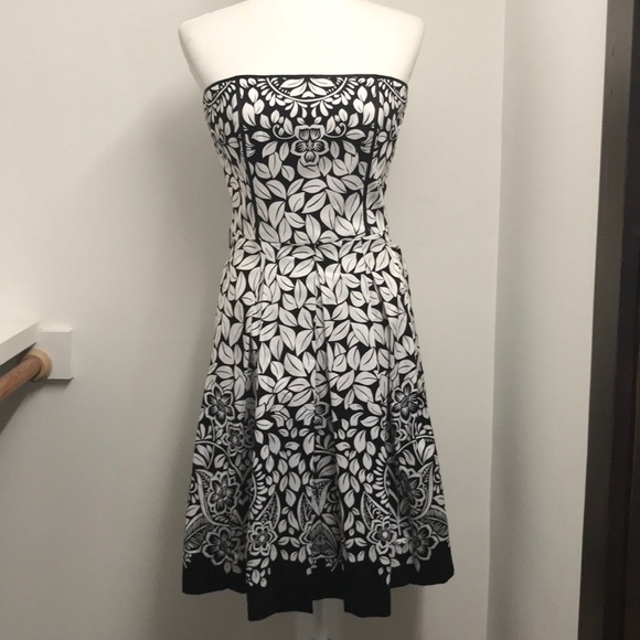 White House Black Market Dresses & Skirts - WHBM Strapless Black White Spring Floral Dress Sz4